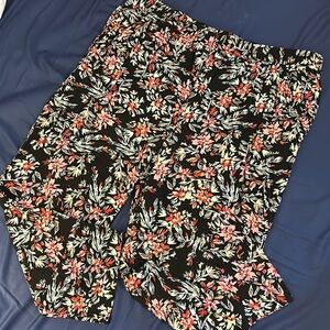💥3/$25💥 Comfy floral pants with pockets!